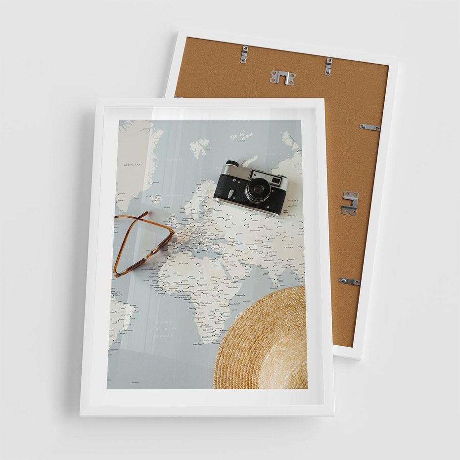 Plakat w ramie 50x70 - Świat w Kadrze - mapa, aparat - rama biała