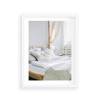 Plakat w ramie 50x70 - Relaks w Sypialni: Jasne Kolory - zdjęcie sypialni, łóżko - rama biała