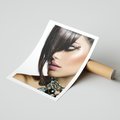 Plakat bez ramy 30x40 - Kobieca Fryzura w Ruchu - fryzura, kobieta