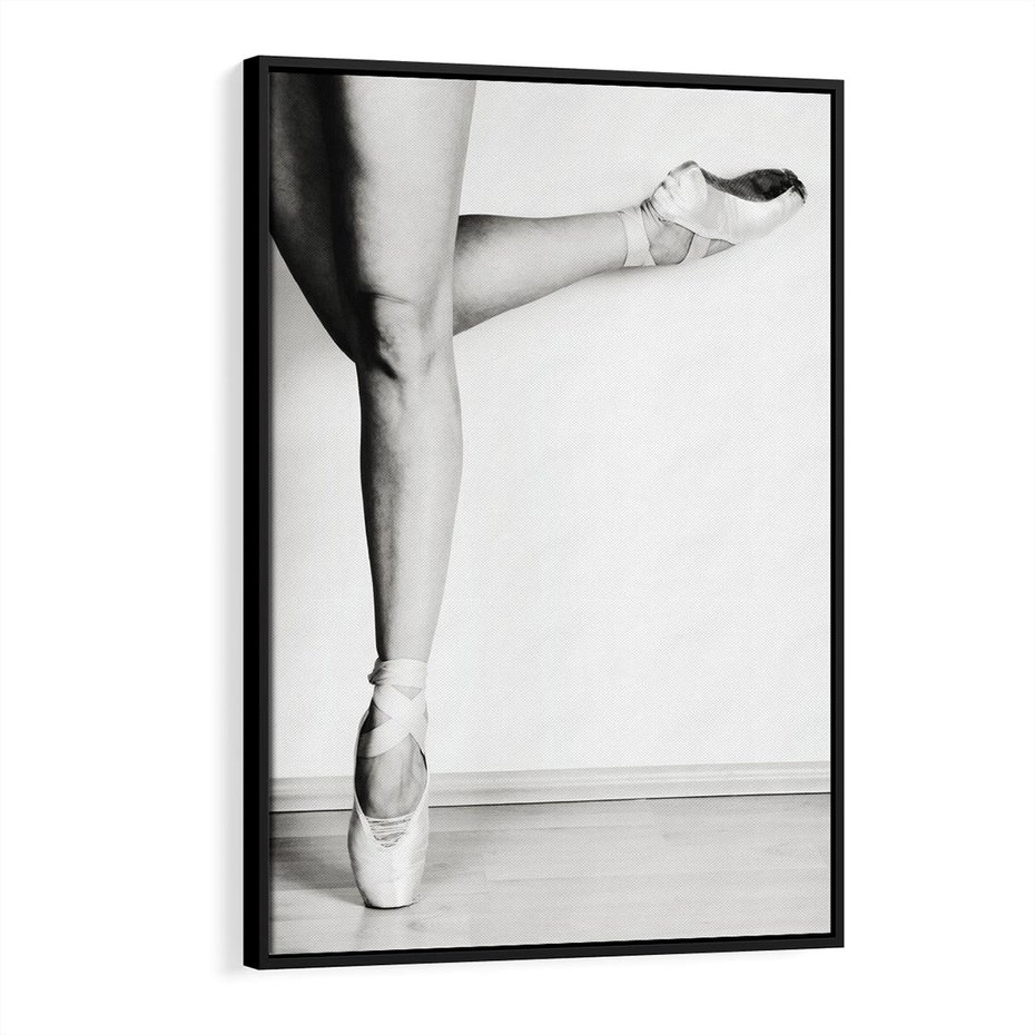 Obraz w ramie 70x100 - Tańcząca Delikatność - artystyczne zdjęcie, odcienie szarości - rama czarna