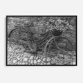 Obraz w ramie 70x50 - Zapomniany Urok - czarno biała fotografia, stary rower oparty o mur - rama czarna