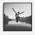 Obraz w ramie 50x50 - Beztroska Chwila - czarno biała fotografia, mężczyzna wesoło wskakuje do keziora w górach - rama czarna
