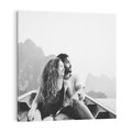 Obraz na płótnie 50x50 - Księga mglistych marzeń - czarno biała fotografia, para zakochanych w łodzi