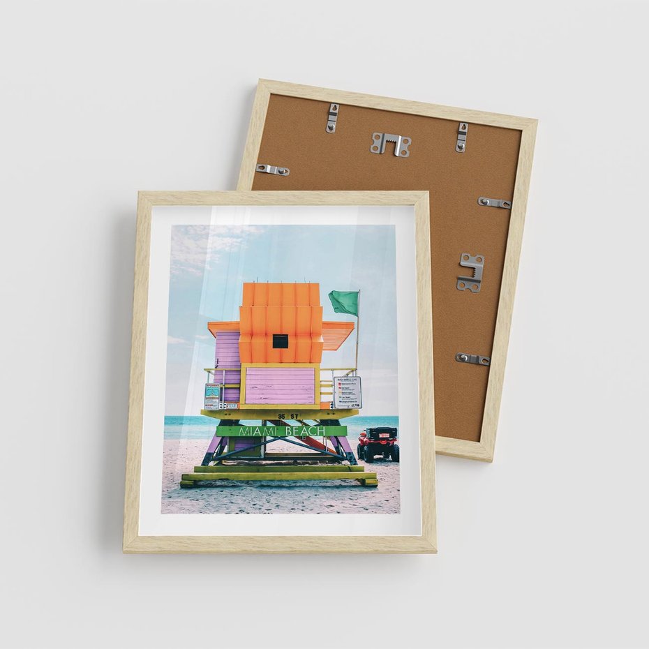Plakat w ramie 40x50 - Plaża Miami w Słoneczny Dzień - domek ratownika, kolorowy - rama drewno