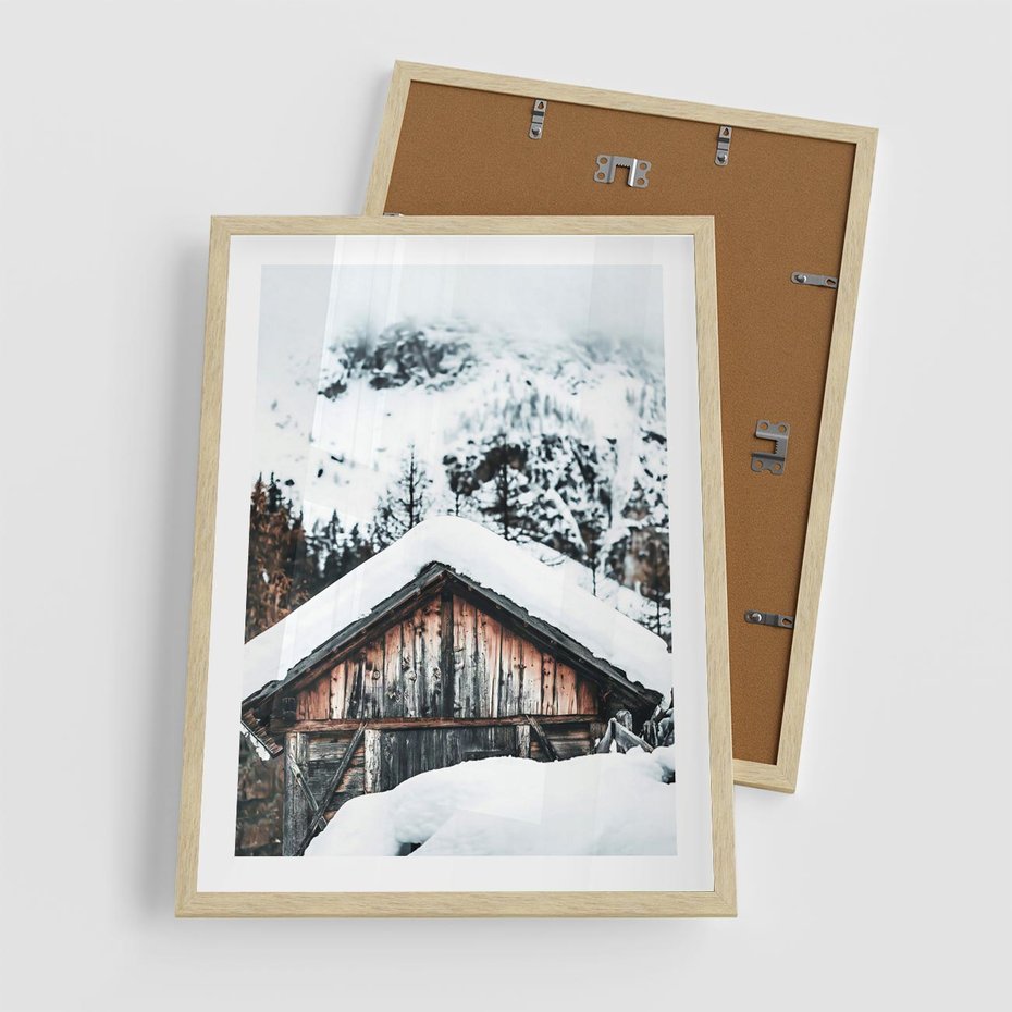 Plakat w ramie 50x70 - Domek w Górach w Białym Odcieniu - zima, domek w górach - rama drewno