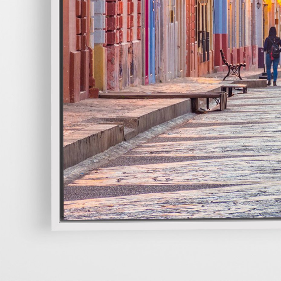 Obraz w ramie 80x120 - W stronę marzycielskich horyzontów - włoska uliczka, wieczór - rama biała