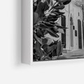 Obraz w ramie 50x50 - Nadmorska Uliczka - czarno białe zdjecie, uliczka w nadmorskim mieście - rama biała