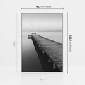 Obraz w ramie 80x120 - Mglista Perspektywa - czarno biała fotografia, drewniany pomost na jeziorze - rama biała