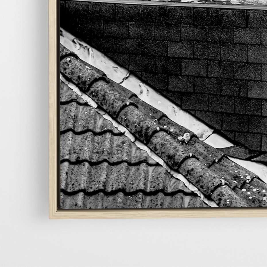 Obraz w ramie 80x120 - Miasto w Retro Odsłonie - fotografia czarno biała, ujęcie na dachy wielkiego miasta - rama drewno