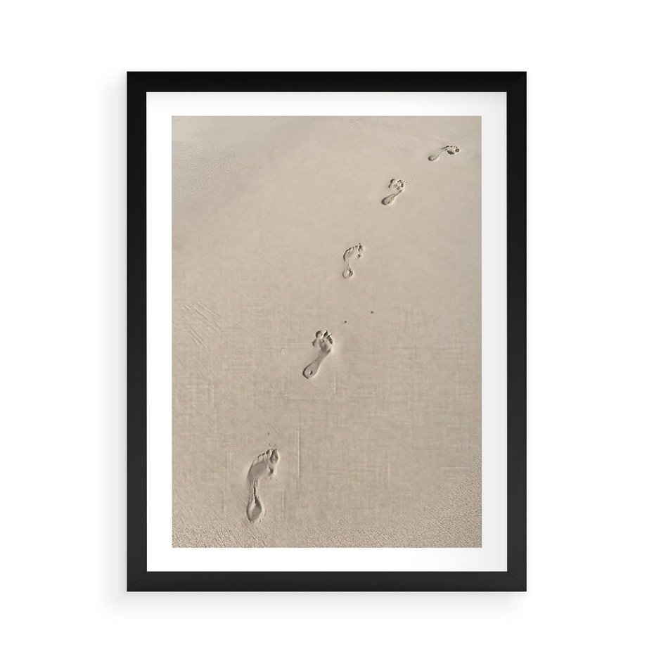 Plakat w ramie 50x70 - Ślady na Złocistym Piasku - piasek, ślady stóp na piasku - rama czarna