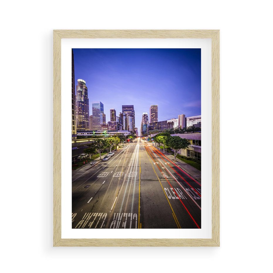Plakat w ramie 50x70 - Światło nocnej ulicy - miasto, nocą - rama drewno