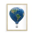 Plakat w ramie 50x70 - Podróżniczy balon nad ziemią - balon, ziemia - rama drewno