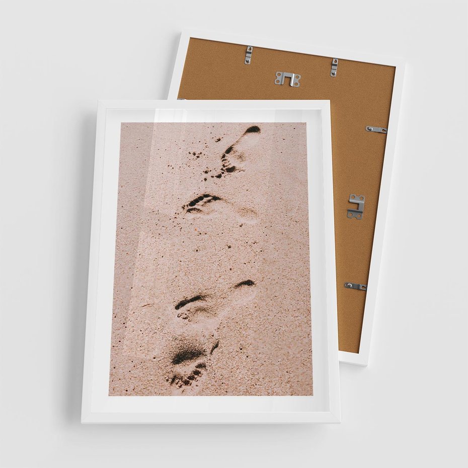 Plakat w ramie 50x70 - Ślady na Piasku - piasek, plaża - rama biała