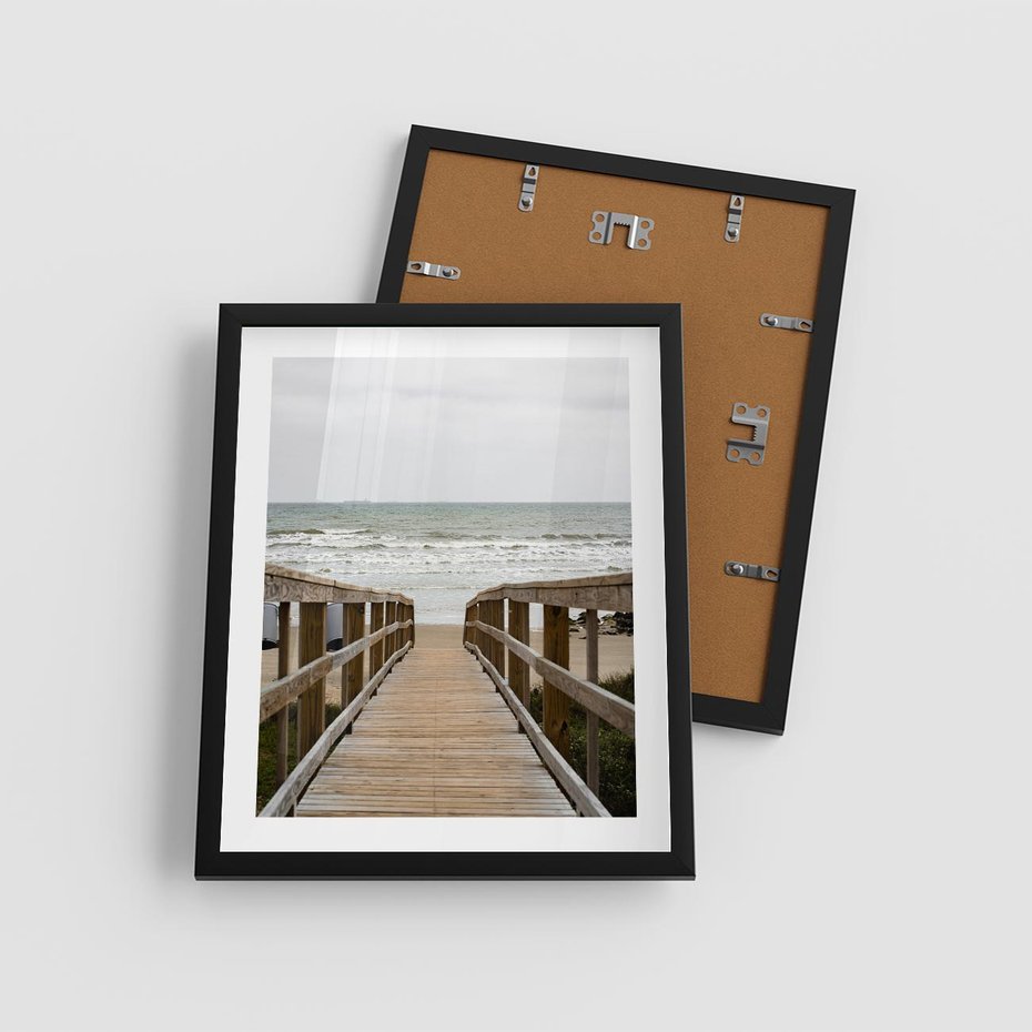 Plakat w ramie 40x50 - Morze i drewniany pomost - morze, pomost - rama czarna