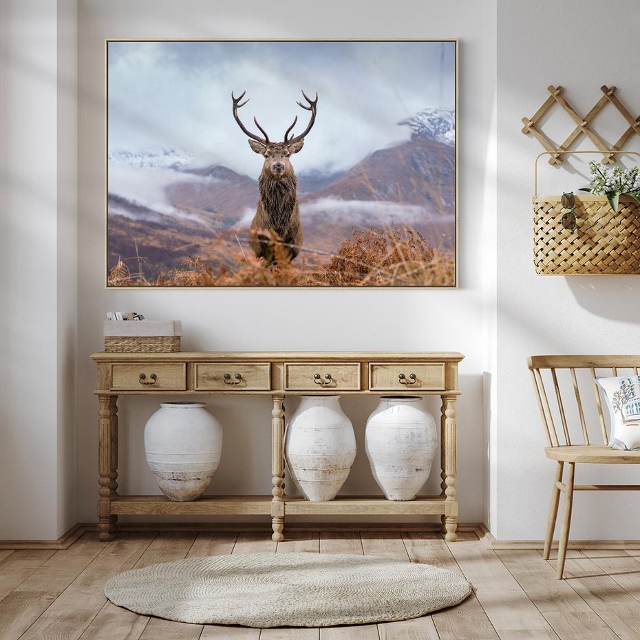 Obraz w ramie 120x80 - Jeleń w Uśpionym Krajobrazie - jeleń na tle gór, ośnieżone góry - rama drewno