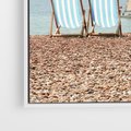 Obraz w ramie 100x70 - Letnia retro bajka - fotografia, pasiaste leżaki - rama biała