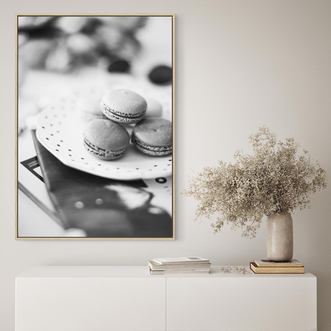 Obraz w ramie 80x120 - Makaroniki w Szarości - czarno biała fotografia, plakat - rama drewno