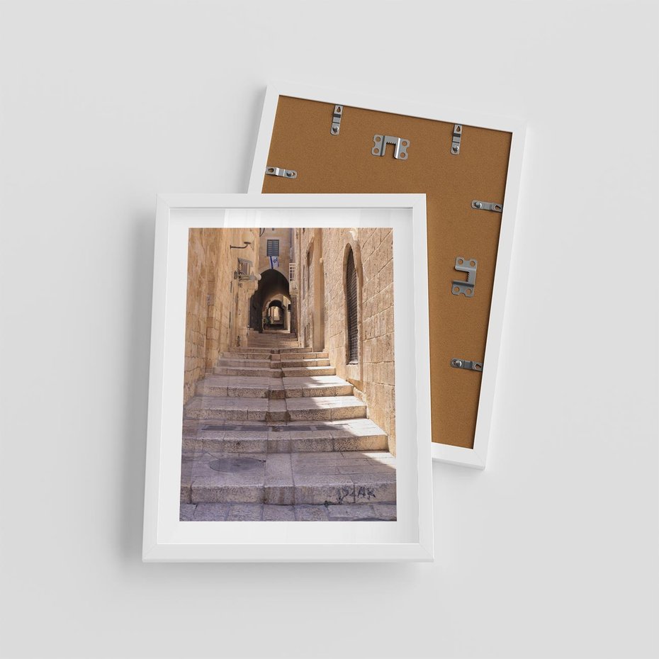 Plakat w ramie 30x40 - miasto w innej odsłonie - uliczka, perspektywa - rama biała