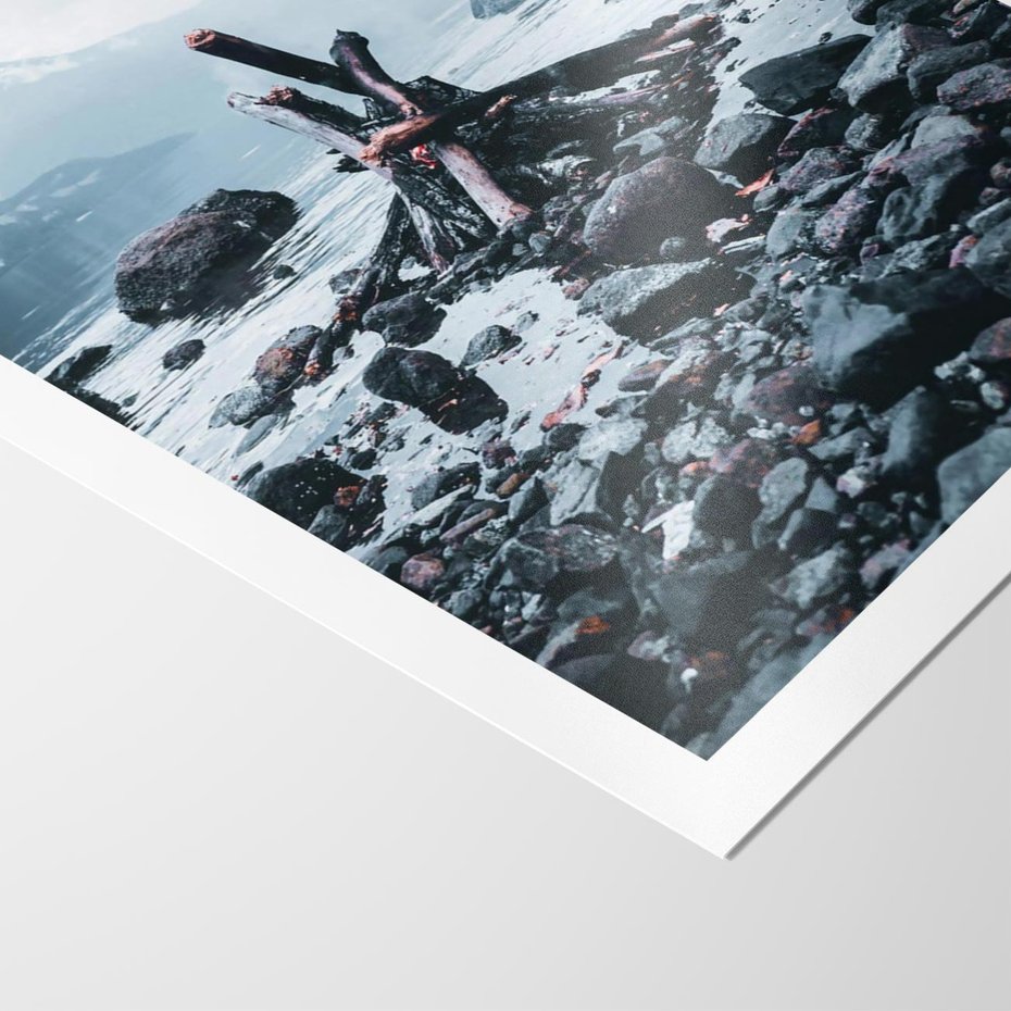 Plakat bez ramy 30x40 - To ujęcie jeziora w górach z zgaszonym ogniskiem nad brzegiem, tworząc atmosferę spokoju i refleksji w otoczeniu przyrody. - jezioro w górach, zgaszone ognisko