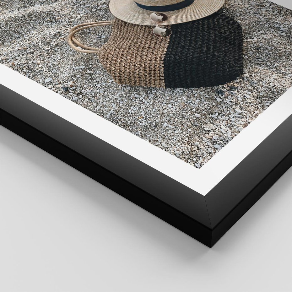 Plakat w ramie 30x40 - Plażowe Przygotowania - torba plażowa, kapelusz - rama czarna