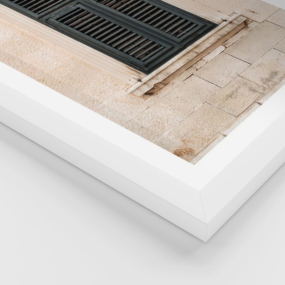 Plakat w ramie 50x70 - Urok Starego Okna z Zielonymi Okiennicami - stare okno, kamienica - rama biała