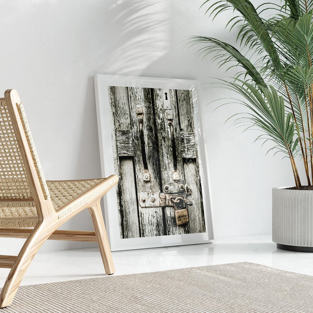 Plakat w ramie 50x70 - Retro Drzwi: Zamknięta Tajemnica - stare drzwi, kłódka - rama biała