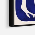 Obraz w ramie 70x100 - Bezgraniczne Echa Serca - abstrakcyjny obraz plakat, dziwne niebieskie kształty przypominają kwiat - rama czarna