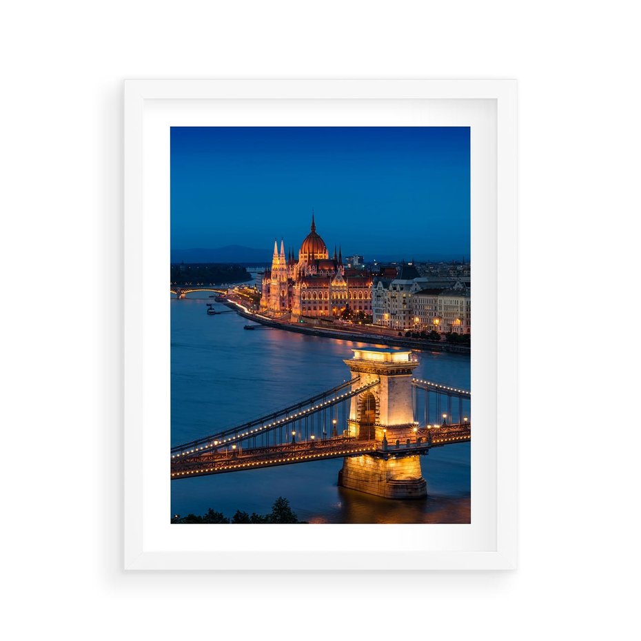Plakat w ramie 40x50 - Mostowe miasto nocą - miasto, most - rama biała