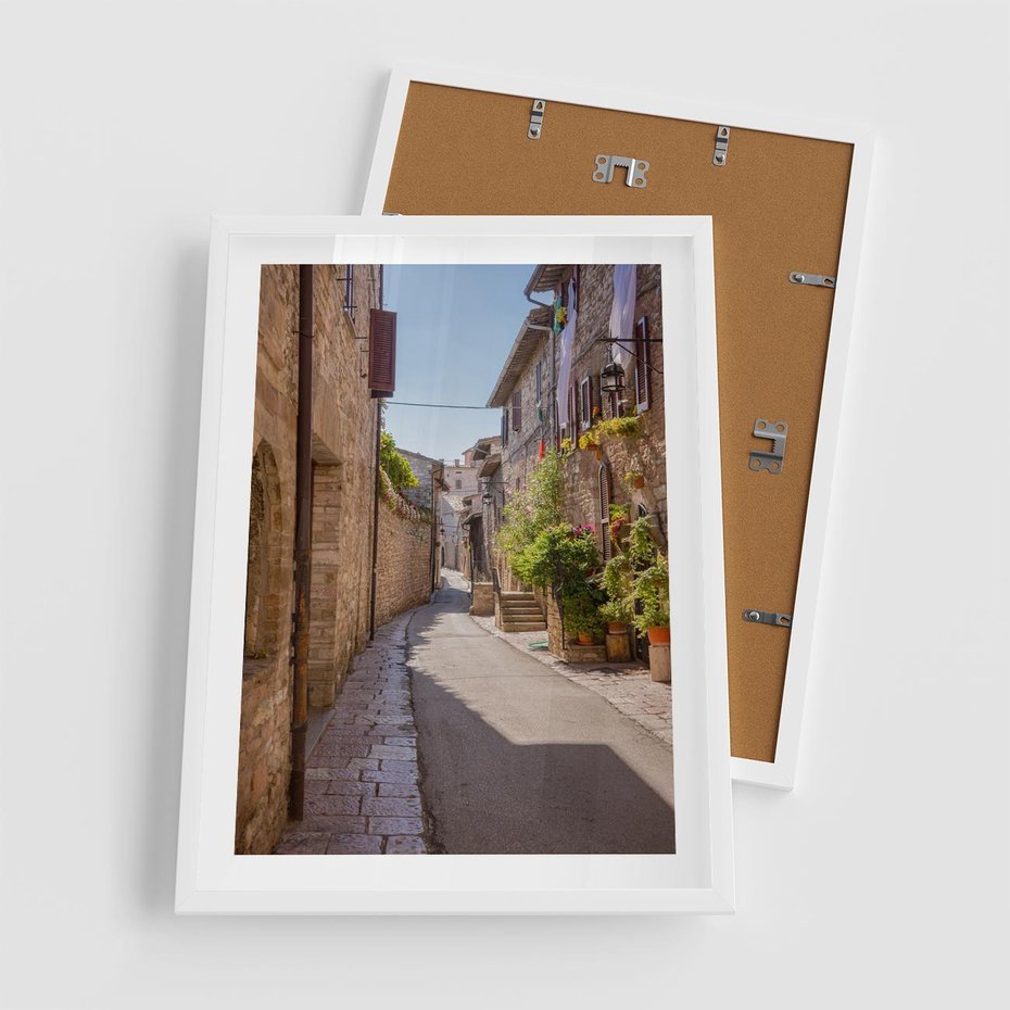 Plakat w ramie 50x70 - Uliczka Wakacyjnego Miasteczka - uliczka, wakacje - rama biała