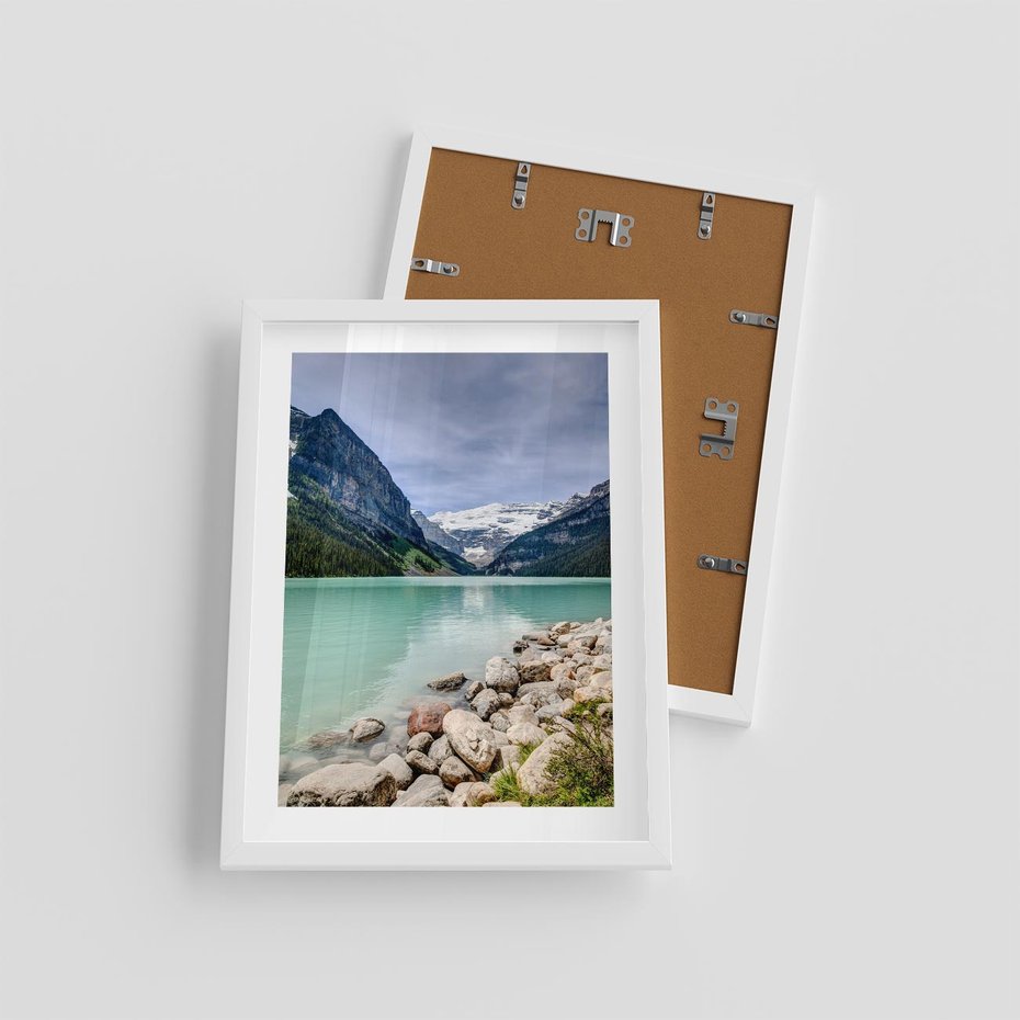 Plakat w ramie 30x40 - Górskie jezioro - spokój i piękno - jezioro, górskie - rama biała