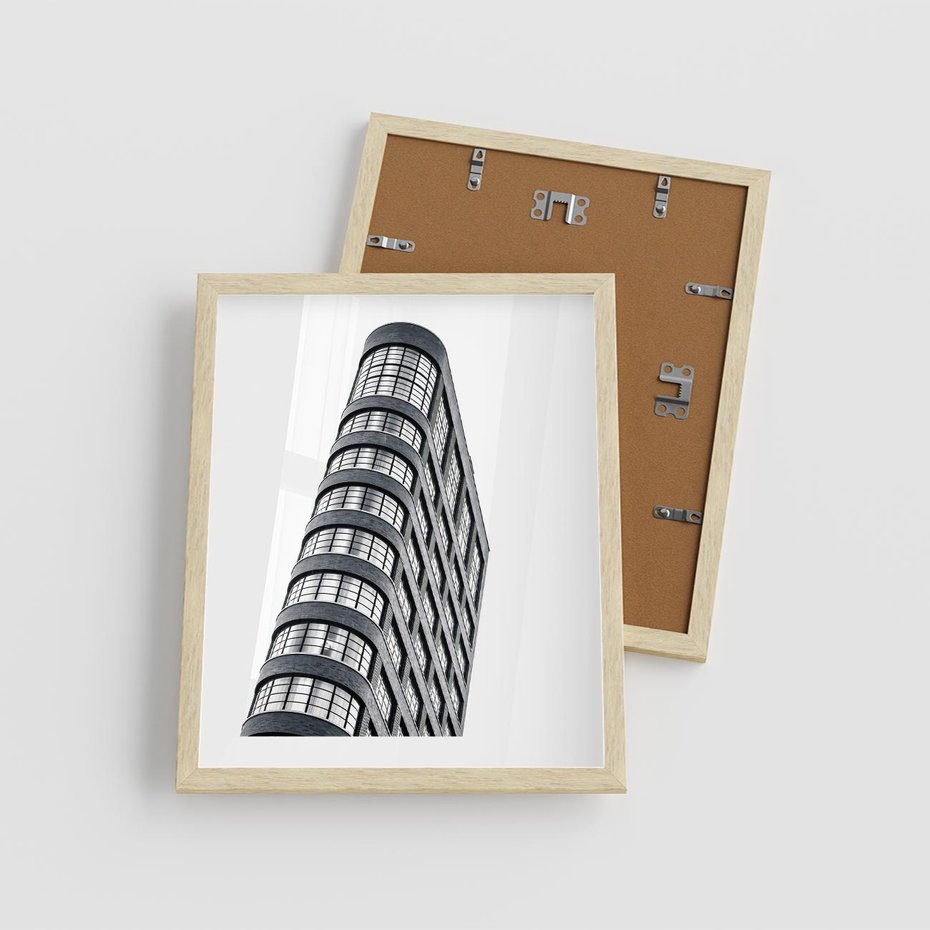 Plakat w ramie 40x50 - Wieżowiec na Monochromatycznym Obrazie - architektura, wieżowiec - rama drewno