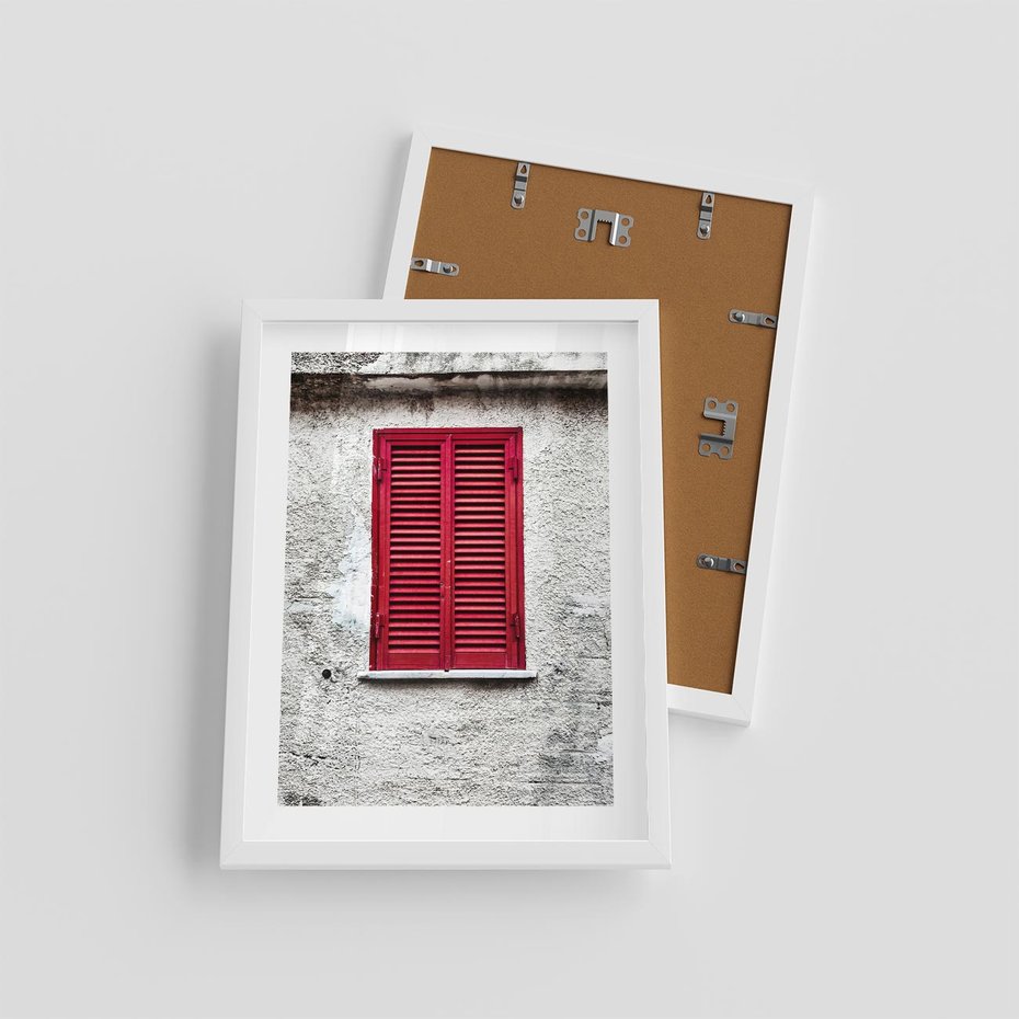 Plakat w ramie 30x40 - Okno z Czerwonymi Okiennicami - stare okno, kamienica - rama biała