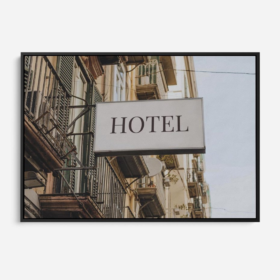Obraz w ramie 70x50 - Magiczne Spacery - hotel, uliczka - rama czarna