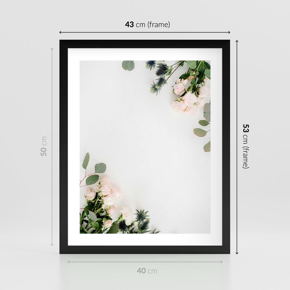 Plakat w ramie 40x50 - Kompozycja z Białych Róż i Eukaliptusa - kompozycja z białych kwiatów na białym tle, róże - rama czarna