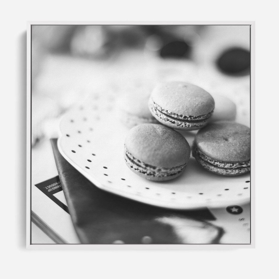 Obraz w ramie 80x80 - Makaroniki w Szarości - czarno biała fotografia, plakat - rama biała