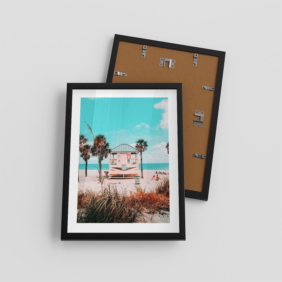 Plakat w ramie 30x40 - Plaża, Palmy i Spokój Miami - budka ratownika, plaża Miami - rama czarna