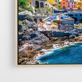 Obraz w ramie 70x50 - Barwne Wybrzeże - nadmorskie miasto na klifie, kolorowe tęczowe budynki - rama drewno