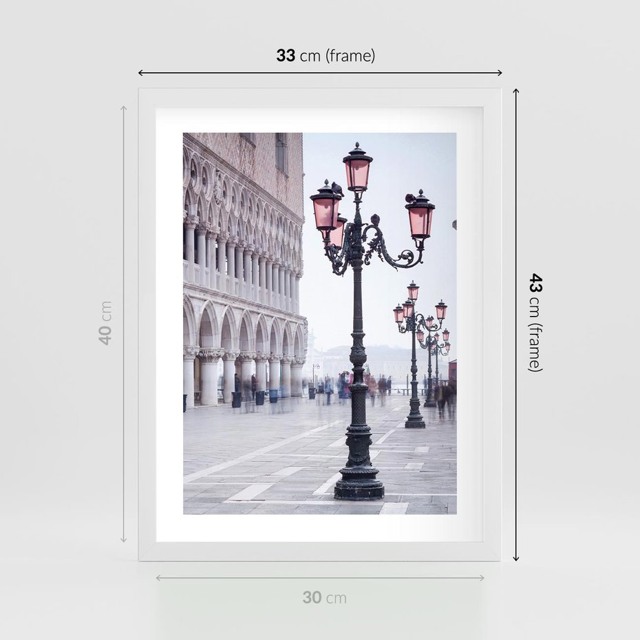 Plakat w ramie 30x40 - Przemijający urok miasta - miasto, uliczka - rama biała