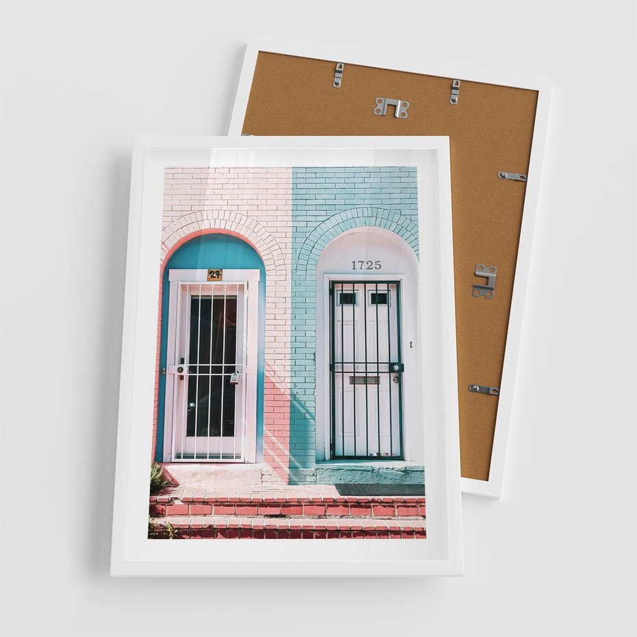 Plakat w ramie 50x70 - Urok Starych Drzwi - stare retro drzwi kamienicy, pastelowe kolory - rama biała