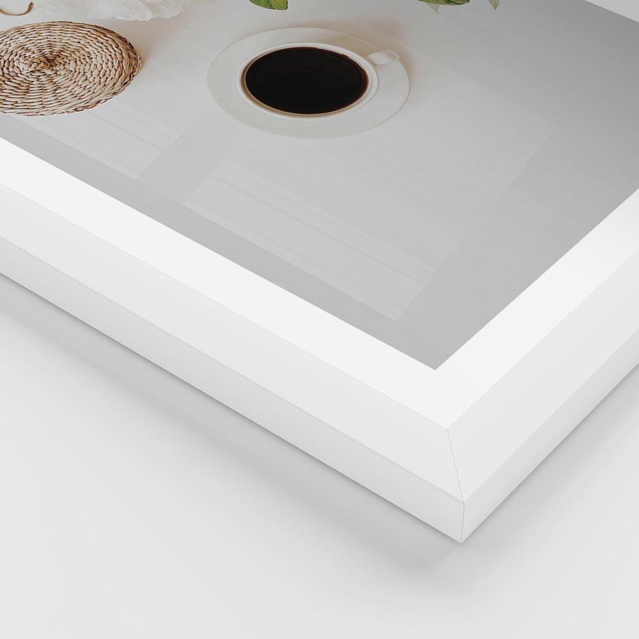 Plakat w ramie 30x40 - Bukiet Kwiatów i Kawa na Stole - fotografia, na stole bukiet - rama biała