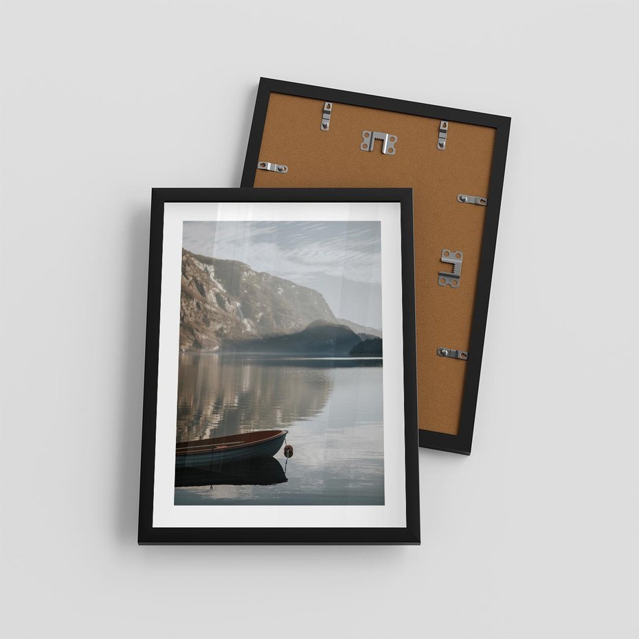 Plakat w ramie 30x40 - Refleksje Natury - morze, łódka - rama czarna