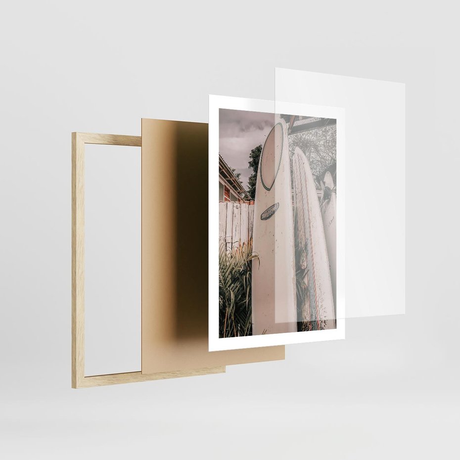 Plakat w ramie 50x70 - Deski Surfingowe czekają na Fale - deski surfingowe, stoją pod płotem - rama drewno