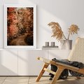 Plakat w ramie 50x70 - Obraz przedstawia jesienne drzewa i czerwone liście na ścieżce w lesie. Ta sceneria doskonale oddaje urok i kolorystykę jesieni w lesie. - las, jesień - rama biała