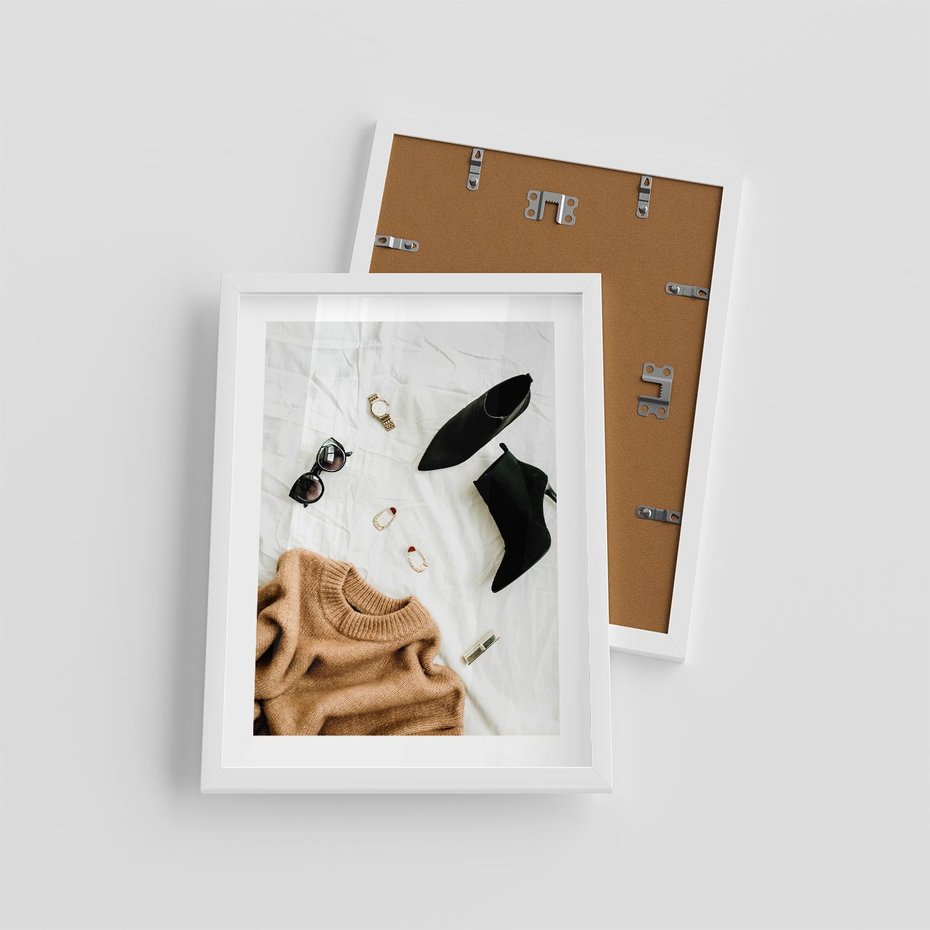 Plakat w ramie 30x40 - Styl i Klasyka - modowa fotografia, sweter - rama biała