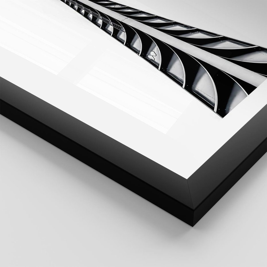 Plakat w ramie 50x70 - Majestatyczna Architektura - wysoki, strzelisty wieżowiec - rama czarna