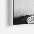 Obraz w ramie 50x50 - Po Schodach w Dół - czarno białą fotgrafia, zakręcone schody w starek kamienicy - rama biała