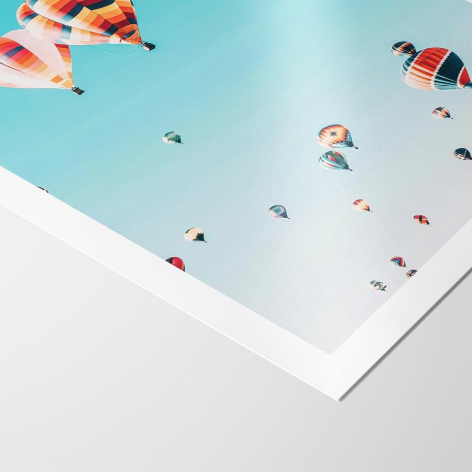 Plakat bez ramy 30x40 - Balonowa Ekscytacja - balony latają w powietrzu, wyścigi balonów