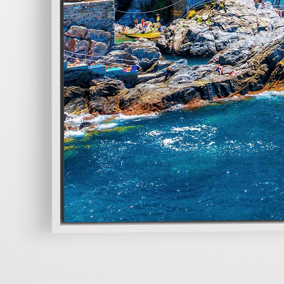 Obraz w ramie 70x100 - Barwne Wybrzeże - nadmorskie miasto na klifie, kolorowe tęczowe budynki - rama biała