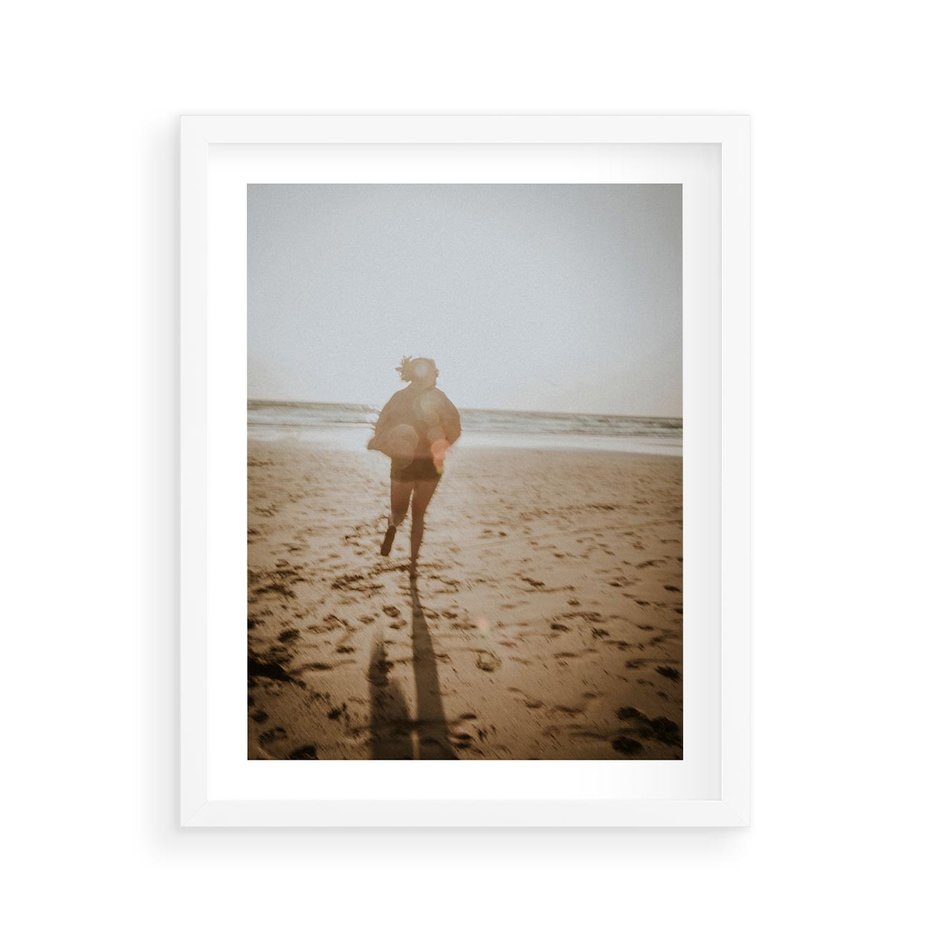 Plakat w ramie 40x50 - O Zachodzie Słońca - klimatyczna fotografia, postać biegnie po plaży - rama biała