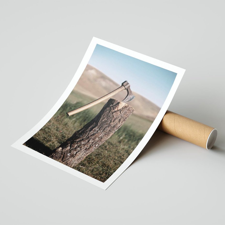 Plakat bez ramy 30x40 - Rustykalna Praktyczność: Fotografia Siekiery - rustykalna fotografia, siekiera wbita w pieniek